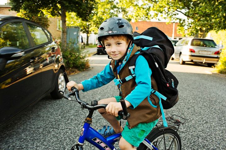 Børn kan først orientere sig i trafikken, når de føler sig trygge på cyklen og kan række hånden til siden og sætte en fod på jorden. Det kræver øvelse – også efter at mor og far har sluppet kosteskaftet, lyder det fra Cyklistforbundet. Modelfoto: Cyklistforbundet/Mikkel Østergaard.