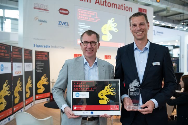 Enrico Krog Iversen, CEO, OnRobot og Björn Milsch,
General Manager DACH & BENELUX, OnRobot med Robotics Award 2019