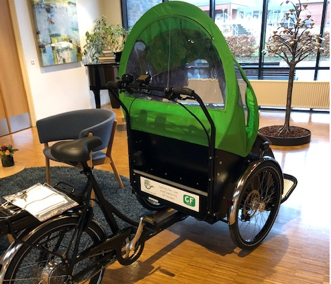 Det er i en rickshaw som denne, at patienter på hospice kan komme en tur ud i naturen. (Foto: Cykling For Livet)