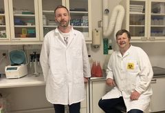 Hans Henrik Gad (tv) og Rune Hartmann har sammen med forskere fra The Crick Institute i England offentliggjort resultater i Science, der beskriver, hvordan et immunrespons forhindrer genopbygning af skadet lungevæv efter infektion med viruser såsom influenza og SARS-CoV-2. Foto: Lisbeth Heilesen