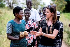 Klimaforandringerne har haft store konsekvenser for mange fattige familier i Uganda. Her er mere end 70 % af befolkningen afhængige af landbrug. På grund af et ændret klima, hvor tørkeperioder bliver længere, og der falder alt for meget regn i regntiden, slår høsten ofte fejl. Her besøger Prinsessen et landbrugsprojekt, hvor Folkekirkens Nødhjælp underviser i bæredygtigt landbrug. Her fik Prinsessen mulighed for at grave en kassava-rod op og bagefter smage på den. Kassava er en udbredt rodfrugt i mange afrikanske lande og har et højt næringsindhold. Foto: Folkekirkens Nødhjælp
