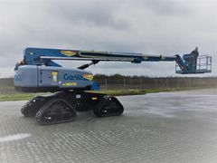 Horsens Lift er glade for deres ny Genie S-65 TraX-bomlift med fire larvebånd. Den har allerede været lejet ud i en måned til en boligforening, der sparede mange penge på ikke at skulle leje køreplader. Foto: PR