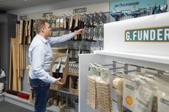 Den gamle hæderkronede, nu nyslåede gazellevirksomhed G. Funder har hovedsæde og showroom i Kolding. Her er produkt- og sourcingchef Morten B. Sørensen i gang med at ordne udstillingen af varer.