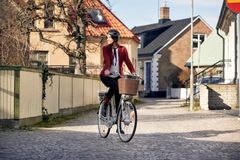 Elcykler hitter hos danskerne, og særligt det gode vejr får folk ud på de elektriske cykler. Foto: PR