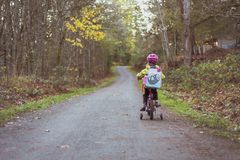 Om vinteren er cyklister ekstra udsatte for ulykker. Men med nogle få tiltag kan du gøre dit barns cykel mere sikker. Foto: PR.
