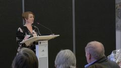 Merete Amdisen, formand for Social- og Sundhedsudvalget, holder tale ved uddelingen af de to priser.