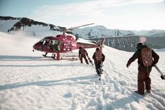 Heli-ski er en af de tilbud, som De Brede Planker har. Her er man helt uafhængig af lifter, da man flyves til bjergtoppen af en helikopter. Foto: De Brede Planker/PR.