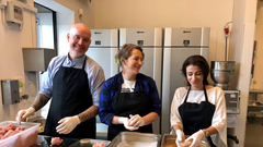 Delegationen fra Dagrofa Foodservice gav en hånd med i køkkenet hos JunkFood. Fra venstre ses Karsten Bøttker (konceptchef), Marlene Lindegaard (konceptchef) og Zainab C. Ryttersgaard (CSR Projektleder).