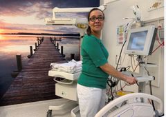 Maria Danielle Andersen på Herlev Hospital er en af de erfarne jordemødre i Region Hovedstaden, der vil gerne have nogle flere kolleger. Et program for nyuddannede jordemødre skal give de nye unge kolleger den bedst mulige start på deres arbejdsliv, så de får lyst til at blive i regionen.