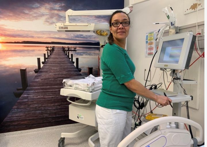 Maria Danielle Andersen på Herlev Hospital er en af de erfarne jordemødre i Region Hovedstaden, der vil gerne have nogle flere kolleger. Et program for nyuddannede jordemødre skal give de nye unge kolleger den bedst mulige start på deres arbejdsliv, så de får lyst til at blive i regionen.