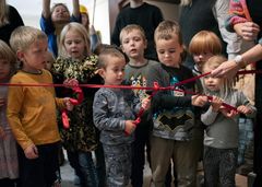 Rekordmange børn og unge besøgte ROMUs besøgssteder sidste år. Her er det børn fra Børnehuset Spirebakken, der åbner udstillingen MIG & MIN BY på Roskilde Museum i oktober 2022. Foto: Kristian Grøndahl