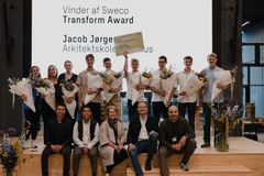 Finalisterne på scenen sammen med dommerpanelet til Sweco Transform Award 2022. Foto: Sweco.