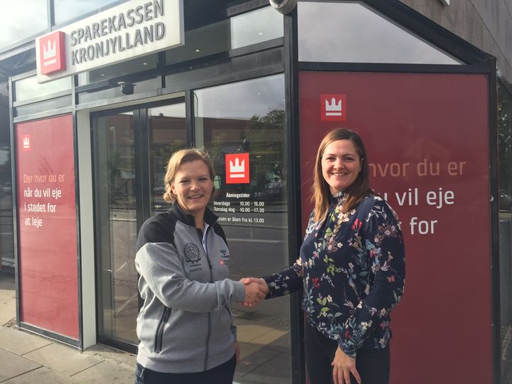Formand i håndboldklubben, Stine Schytte (tv) og kunderådgiver i Sparekassen Kronjylland, Trine Bonde har forlænget sponsorsamarbejdet.