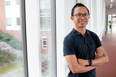 Kunstig intelligens kan være nøglen til mere præcis og effektiv genterapi. Det viser et nyt studie som professor Yonglun Luo fra Institut for Biomedicin på Aarhus Universitet står bag. Foto Line Rønn, AU Health