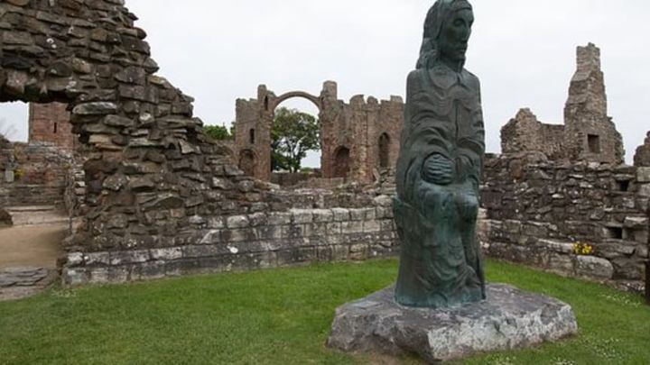 Angrebet på klosteret i Lindisfarne sendte chokbølger gennem Europa og regnes for begyndelsen på vikingetiden. Foto: Pixabay