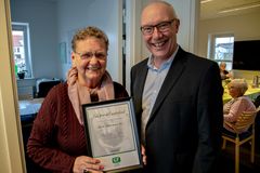 Karen Sophie Komischke, Toftlund, modtog anerkendelsen fra GF Forsikring for sit arbejde som frivillig på et plejehjem.