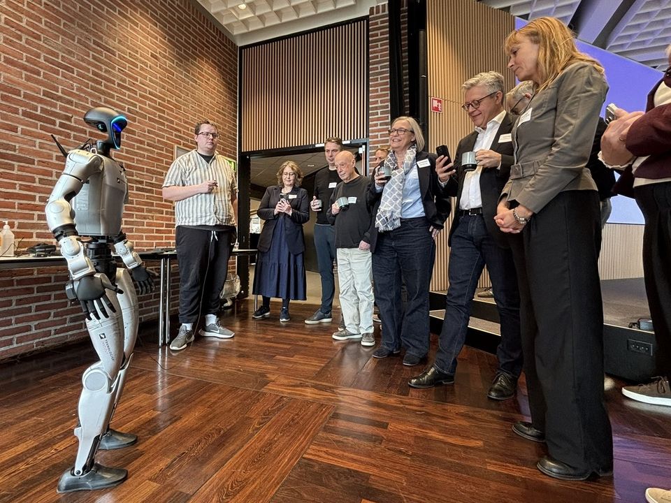 Robotterne kommer humanoid robot og publikum