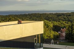 Moesgaard Museum ved Aarhus - set fra taget på udstillingsbygningen med herregården i baggrunden og udsigt til Samsø.