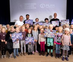 Bubber, Shaka Loveless og forfatter Kenneth Bøgh Andersen var med til at lancere årets U-landskalender på Gl. Hasseris Skole i Aalborg. Foto: PlanBørnefonden/Nicolas Cho Meier
