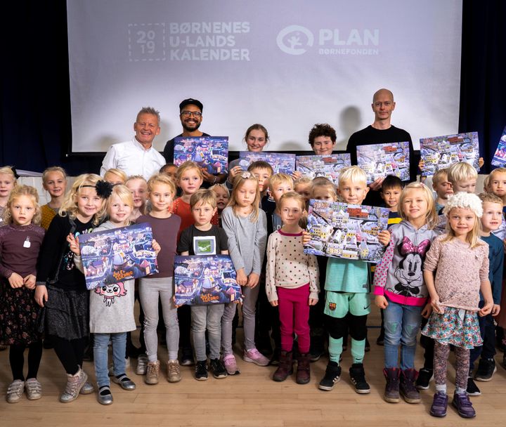 Bubber, Shaka Loveless og forfatter Kenneth Bøgh Andersen var med til at lancere årets U-landskalender på Gl. Hasseris Skole i Aalborg. Foto: PlanBørnefonden/Nicolas Cho Meier