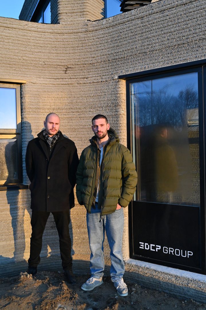 Mikkel Birch (tv) og Hasan Alsofi (th) foran deres første 3D-printede tiny house i Holstebro. Foto: 3DCP