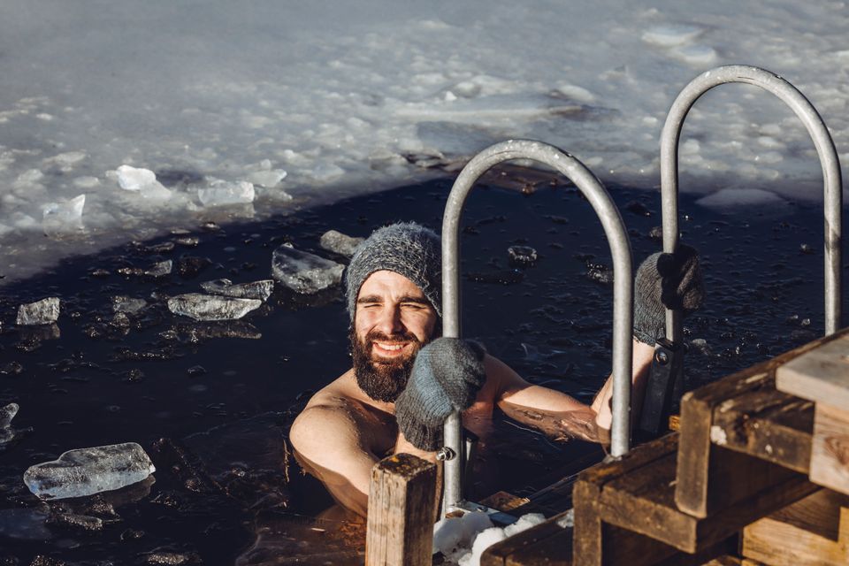 Vinterbadning i solen hos Kroppefjäll. 