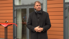 Borgmester Thomas Andresen holdt tale ved rejsegildet foran Ny Grønningen i Tinglev. Foto: Aabenraa Kommune