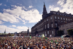 Fotografi af folkemængden ved Folkets Klimamarch i 2019 på Christiansborg slotsplads. Foto: Klimabevægelsen i Danmark.