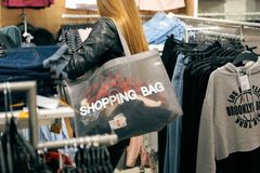 Ifølge en undersøgelse fra Nets, vil hele 72 procent af de unge i aldersgruppen 18-29 år shoppe på Black Friday – enten på nettet, i butik eller begge steder.