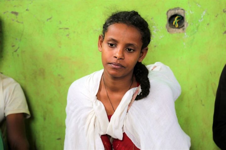 Tigist på 22 år måtte flygte fra Tigray til Amhara-regionen med sin mand og deres to børn. Før konflikten drev de et lille bageri i deres hjemby i Tigray-regionen. Men da kampene begyndte, måtte de forlade deres det hele med få timers varsel. De rejste til fods gennem ørkenen for at komme i sikkerhed i Amhara. (FOTO: Hayelegebreal Seyoum/Plan International)