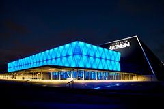 Jyske Bank Boxen i Herning lyser blåt i anledning af Børnenes Dag. Foto: MCH A/S