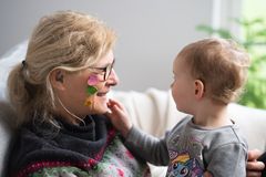 Øre-EEG-teknologien skal gøres så simpel, at man kan bruge teknologien i hjemmet og over længere tid, og at patienter derved kan måle sig selv i deres hverdag. Dermed kan man følge og se ændringer i søvn og effekt af f.eks. behandlinger. Foto: Aarhus Universitet / Sebastian Krog Knudsen