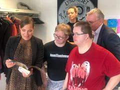 Nina og Henrik, der er beskæftiget i Lynghuset, viste mandag socialminister Astrid Krag (th.) rundt i Lynghuset på Kirke Værløsevej. Med var også USS-formand Matilde Powers og Furesøs borgmester, Ole Bondo Christensen.