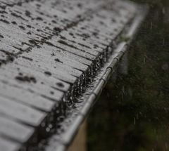 Vil du undgå vandskader, når rekordår for regn sætter ind, så husk at have et tæt tag. Foto: Mikkel Vognæs/Colourbox