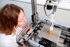 Seniorspecialist Mia Fiilsøe Falkeborg, Teknologisk Institut, Teknologisk Institut med 3D printer.