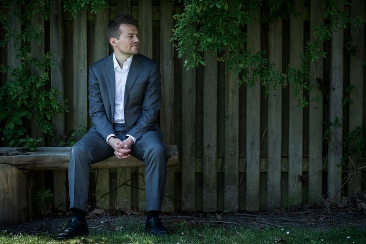 "Vi vinder ikke i det globale robotkapløb ved at vente og se. Det gælder om at komme ud af startboksen og automatisere nu, uanset hvilken branche man arbejder i. Potentialet i anvendelsen af robotteknologi er langt fra realiseret endnu her i Danmark. Vi har som land de rette teknologier, kompetencer og intentioner, men vi er simpelthen nødt til at sætte turbo på robot-udrulningen for at komme på omdrejningshøjde i den globale konkurrence," konstaterer Esben Østergaard, der kickstartede dansk robotindustris succes med skabelsen af flagskibet Universal Robots.