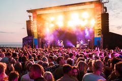 Musikfestivalen Sommersol på Slottet er stort set udsolgt 2. og 3. juni 2023 i Charlottenlund Slotshave i samarbejde med folkene bag Musik i Lejet, GB Agency.