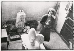 På fotografiet ses Sonja Ferlov Mancoba i sit første atelier i Paris. Her blev hun nabo, og senere ven, med kunstneren Alberto Giacometti.
Sonja Ferlov Mancoba i sit atelier i Rue du Moulin-Vert i Paris, c. 1938, Museum Jorn.