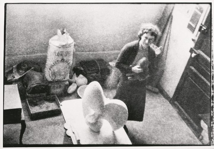 På fotografiet ses Sonja Ferlov Mancoba i sit første atelier i Paris. Her blev hun nabo, og senere ven, med kunstneren Alberto Giacometti.
Sonja Ferlov Mancoba i sit atelier i Rue du Moulin-Vert i Paris, c. 1938, Museum Jorn.