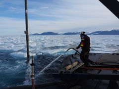 Forskere tager en sedimentkerne i det arktiske hav og bruger vand til at holde havisen væk. Foto: Martin Jakobsson, Stockholm University.