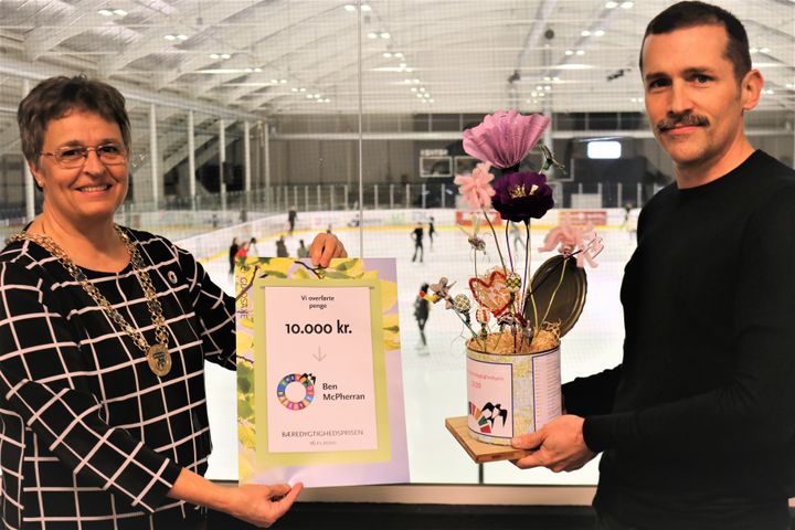 Det er anden gang Gladsaxe Bæredygtighedspris uddeles. Sidste år blev vinderen borger i Gladsaxe og ishockeyfar Ben McPherran, der to år i træk har fået Gladsaxes U15 og U17 ishockeydrenge og -piger til at samle skrald.