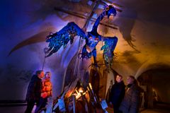 Ulykkesfuglen Strix er kendt fra græske myter og overtro. I Monsterudstillingen gør den os klogere på jalousi. Foto: Thorkild Jensen/Kronborg Slot.