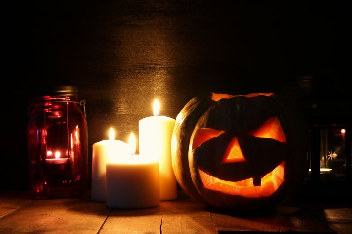 Børnene er ikke de eneste, der er på jagt efter Halloween-godbidder. Husstøvmider lurer i vores hjem på jagt efter deres livret – os. (Foto: www.alk.net)