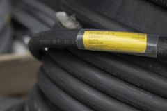 Når stål- og teknikgrossisten leverer kabler til marineteknikentreprenøren KS Elektro, er de monteret med detaljeret opmærkning i begge ender. Det gør monteringsarbejdet hurtigere og giver større sikkerhed mod fejl.