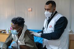 En patient bliver tjekket i Læger uden Grænsers tuberkuloseklinik i Tripoli, Libyen. Foto: Omar Rashid/MSF