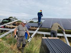 Frivillige fra Hunderup Sejstrup lagde forleden sidste hånd på et fælles solcelleanlæg, som skal give grøn el til landsbyen. Foto: Privat.
