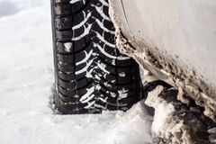 Fra januar i år skal nye regler for, hvilke vinterdæk der er godkendte til kørsel i Sverige og Norge, gøre det nemmere for bilister at færdes på de sne- og isglatte veje. Foto: PR.