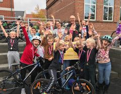 ’To hjul – masser af eventyr’ var årets Alle Børn Cykler-slogan. Der var også masser af glæde hos vinderne af årets hovedpræmie – SCO-cykler til en hel klasse. Foto: Cyklistforbundet.