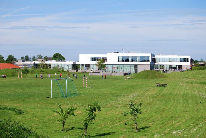 Børne, Familie og Uddannelsesudvalget i Guldborgsund Kommune foreslår at flytte modtagefunktionen for flygtningebørn til Nordbyskolen (billedet) og Sophieskolen i Nykøbing.