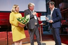 Samuel Waldorph, adm. direktør i SKIOLD (til højre) har vundet prisen som Årets Vækstvirksomhed. Foto: Torben Worsøe